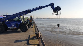 Das Technische Hilfswerk sucht mit einem Sonargerät das Hafengebiet in Bremerhaven ab.
