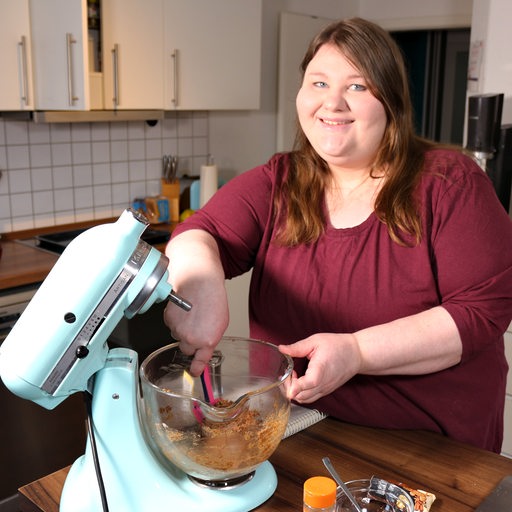 Die Youtuberin Annika Eilers backt in ihrer Küche Mandelplätzchen