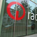 Zu sehen ist die Fassade von Radio Bremen von außen. Zu lesen ist auch der "Radio Bremen"-Schriftzug.