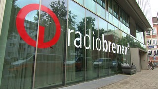 Zu sehen ist die Fassade von Radio Bremen von außen. Zu lesen ist auch der "Radio Bremen"-Schriftzug.
