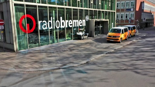 Die Fassade des Funkhauses von Radio Bremen mit entsprechendem radiobremen Schriftzug.