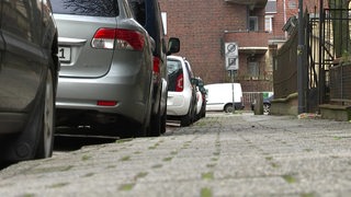 Autos parken halb auf dem Gehweg in Bremen