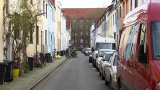 In einer kleinen Einbahnstraße in Bremen sind die Autos dicht an dicht geparkt