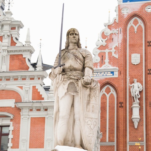 Auch in Riga gibt es eine Rolandstatue auf dem Rathausplatz. Der Mantel des Roland verdeckt hier den oberen Teil des Stadtwappens - und damit die Krone des zarischen Königreiches, unter dessen ungeliebter Herrschaft Lettland Ende des 19. Jahrhunderts stand.