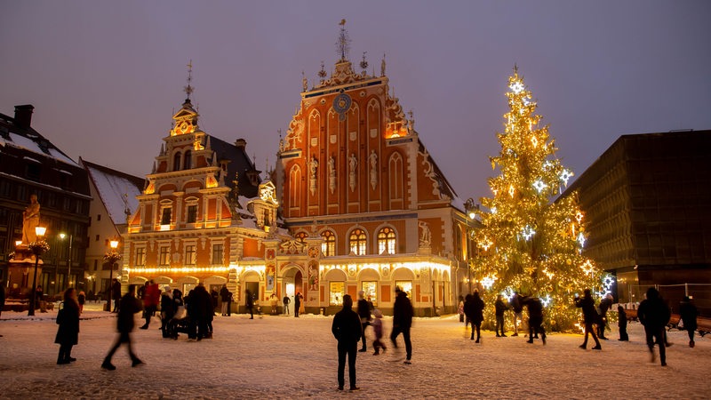 Weihnachtlich beleuchteter Markplatz in Riga