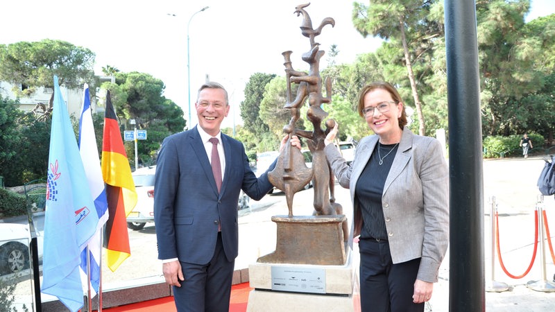 Bürgerschaftspräsident Frank Imhoff und Haifas Bürgermeisterin Dr. Einat Kalisch Rotem weihen die Statue ein.
