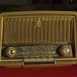 Ein goldfarbener historischer Radioempfänger