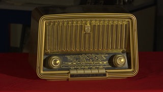 Ein goldfarbener historischer Radioempfänger