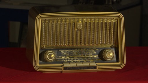 Ein goldfarbener historischer Radioempfänger