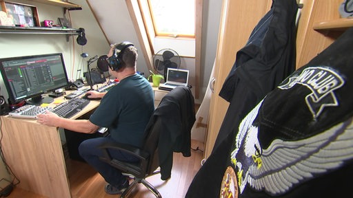 Der Worpsweder Michael Kopens in seinen eigenen vier Wänden, in den er den Radiosender namens Radio Worpswede ins Leben gerufen hat.