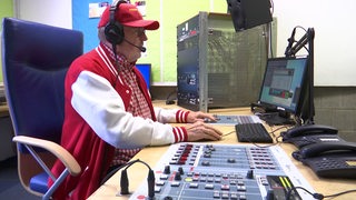 Der Moderator Martin Kirchoff im Aufnahmeraum des Radio Weser TV.