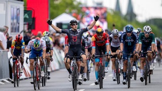 Der niederländische Radprofi Arvid De Kleijn bejubelt seinen Etappensieg im Schlusssprint in Bremen.