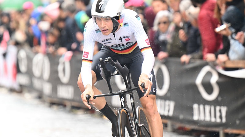Lennard Kämna mit weißem Helm und weißem Trikot beim Zeitfahren im Regen während des Giro d'Italia.
