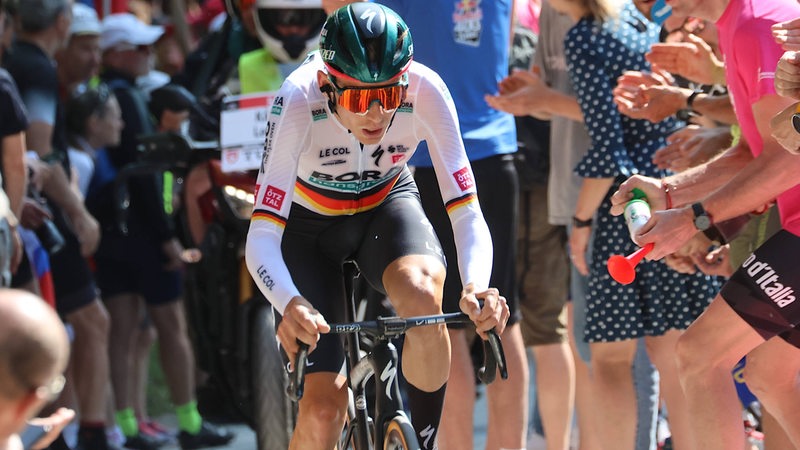 Radsportler Lennard Kämna tritt beim Giro in die Pedale.