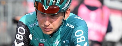 Nahaufnahme von Radprofi Lennard Kämna bei einer Etappe des Giro D'Italia.