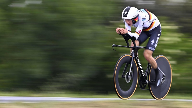 Der Bremer Radprofi Lennard Kämna tritt beim Giro in die Pedale.