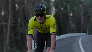 Profisportler Niklas Behrens auf einem Rennrad