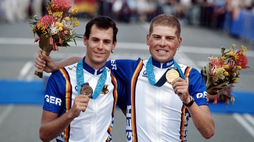 Radprofi Jan Ullrich posiert strahlend mit seiner Goldmedaille vom Einzelzeitfahren bei den Olympischen Spielen 2000 in Sydney.