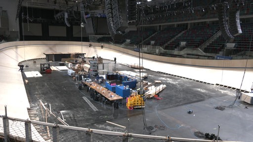 Blick in die Bremer Stadthalle beim Aufbau der ovalen Holzbahn für das Radrennen Sixdays.