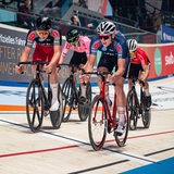 Vier Fahrer auf der Bahn bei den Bremer Sixdays. 