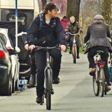 Zu sehen ist der Fahrradweg am Osterdeich sowie die dort parkenden Autos.
