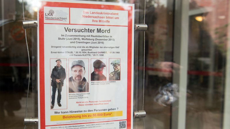 Ein Fahndungsplakat des LKA Niedersachsen nach zwei ehemaligen Mitgliedern der Rote Armee Fraktion hängt im Landgericht in Verden.