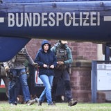 Im Innenhof eines Behördenzentrums wird die frühere RAF-Terroristin Daniela Klette zu einem Hubschrauber geführt. Zuvor hatte sie einen Haftprüfungstermin beim Bundesgerichtshof (BGH).