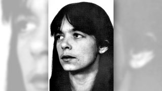 Fahndungsfoto der gesuchten RAF Terroristin Daniela Klette, als junge Frau mit langen dunklen Haaren.