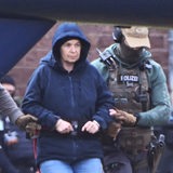 Die frühere RAF-Terroristin Daniela Klette in Handschellen.