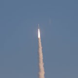 Eine Rakete mit Flugrichtung Weltall