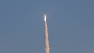 Eine Rakete mit Flugrichtung Weltall