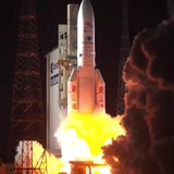 Eine Rakete der ArianeGroup in Bremen beim Start. Es sind Feuer und Rauchwolken zu sehen.