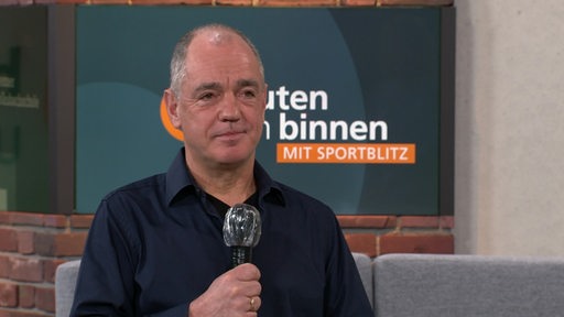 Der Direktor der VHS in Bremen Ralf Perplies bei buten un binnen im Studio.