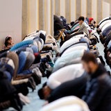Gläubige beten beim öffentlichen Mittagsgebet in einer Moschee