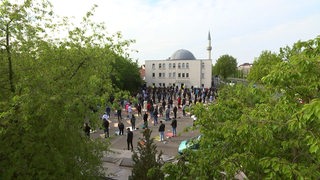 Mehrere Muslime vor der Fathi-Moschee in Gröpelingen beim beten. 