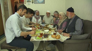 Eine muslimischgläubige Familie beim Zuckerfest.