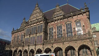 Das Bremer Rathaus wird von der Sonne angestrahlt.