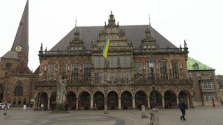 Zu sehen ist das Bremer Rathaus in der Frontalansicht.