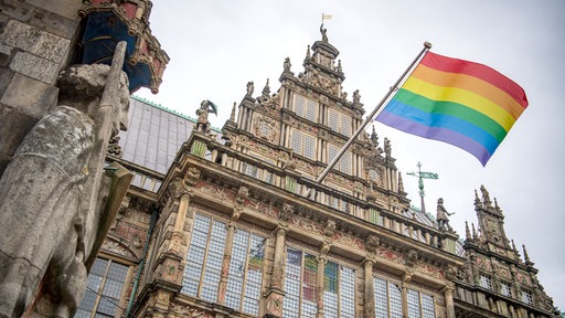 Regenbogen-Flagge weht am Rathaus in Bremen