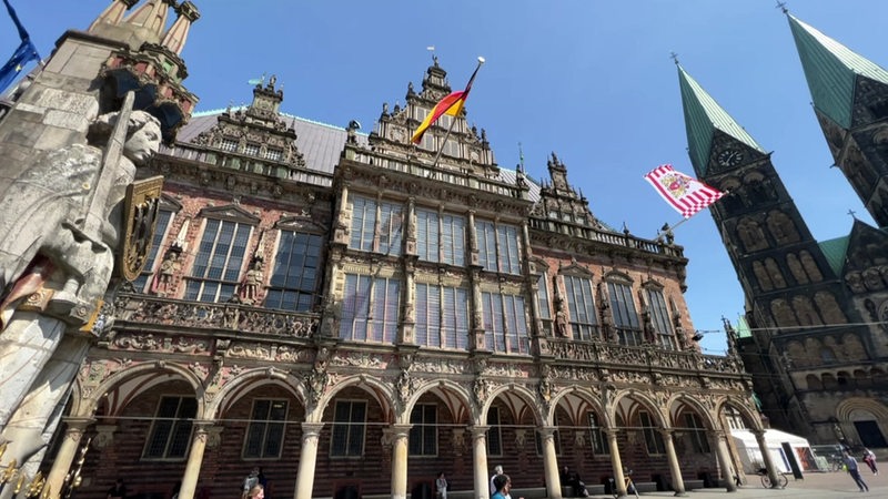 Eine Aufnahme des Bremer Marktplatzes mit dem Rathaus, dem Roland und dem Dom im Hintergrund.
