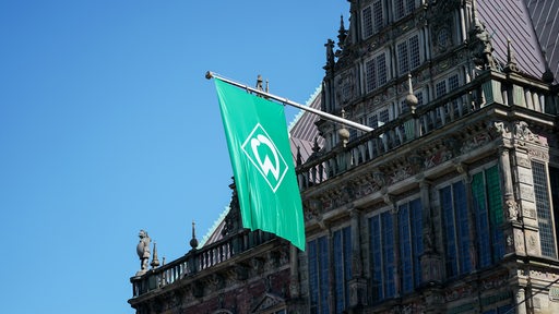 Werder-Fahne weht am Bremer Rathaus.