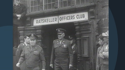 Zwei Militärs kommen aus dem Ratskeller Bremen