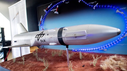 Ein Modell des Reusability Flight Experiment (ReFEx) ist im Foyer des Instituts für Raumfahrtsysteme des Deutschen Zentrums für Luft- und Raumfahrt (DLR) ausgestellt