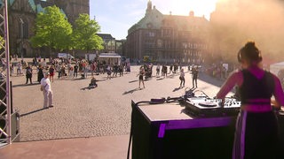 Ein Blick von der Bühne aus auf DJ und Domshof.