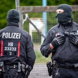 Einsatzkräfte stehen an der Straße vor der Moschee der Al-Mustafa-Gemeinschaft in Bremen.