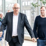 Andreas Bovenschulte (links), Bremens Bürgermeister von Bremen, und Reinhold Wetjen, Landesvorsitzender der SPD Bremen, verkünden die Entscheidung über Partner für Koalitionsverhandlungen.