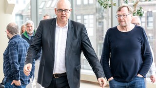 Andreas Bovenschulte (links), Bremens Bürgermeister von Bremen, und Reinhold Wetjen, Landesvorsitzender der SPD Bremen, verkünden die Entscheidung über Partner für Koalitionsverhandlungen.