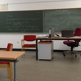 Zu sehen ist ein Klassenzimmer.
