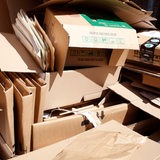 Kartons und Stapel mit Altpapier.