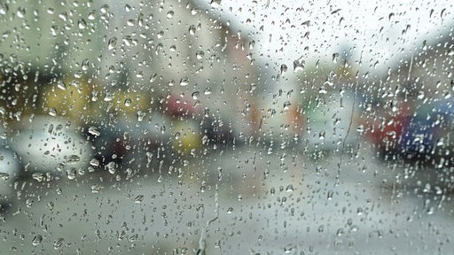Ein Fenster mit vielen Regentropfen.